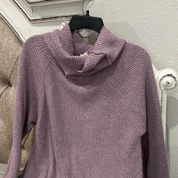 Ladies Sweater
Size Medium - Picture 2 of 2